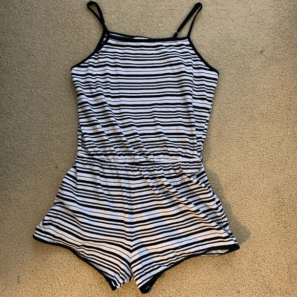 Striped Romper w/ adjustable spaghetti straps - Picture 3 of 4